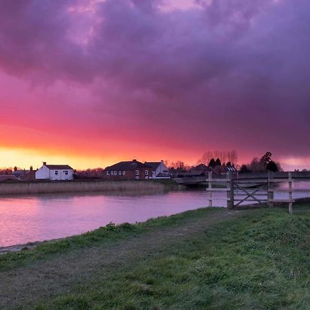 Riverbank Guest House Wiggenhall Saint Germans Exteriör bild