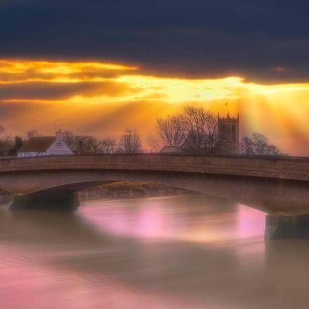 Riverbank Guest House Wiggenhall Saint Germans Exteriör bild